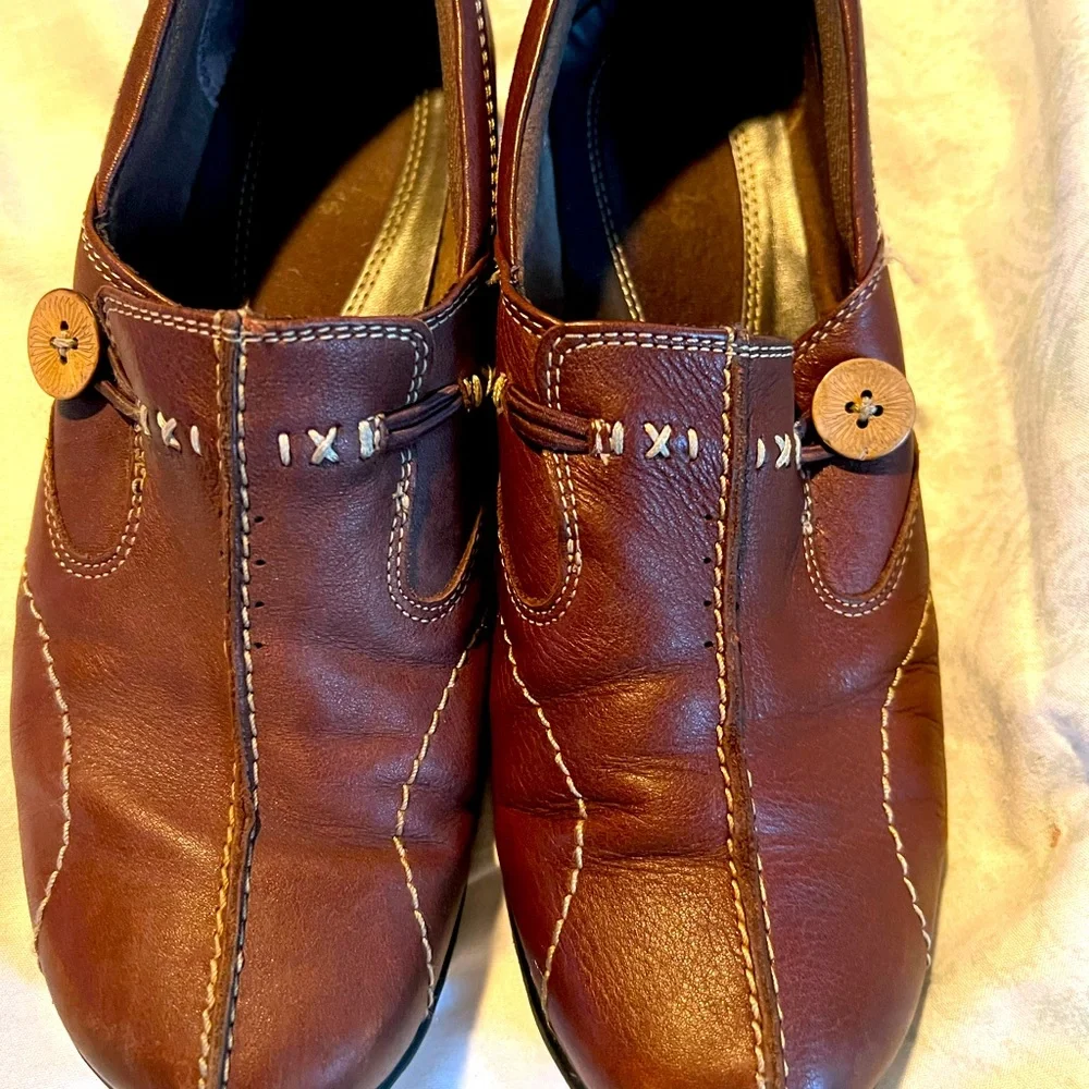 Clarks Uber comfortable slip on shoes. - Picture 5 of 7